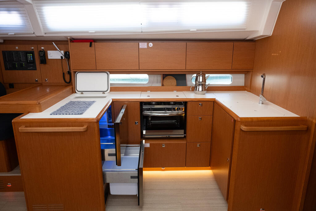 Sailing yacht 