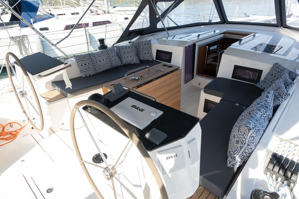 Sailing yacht 