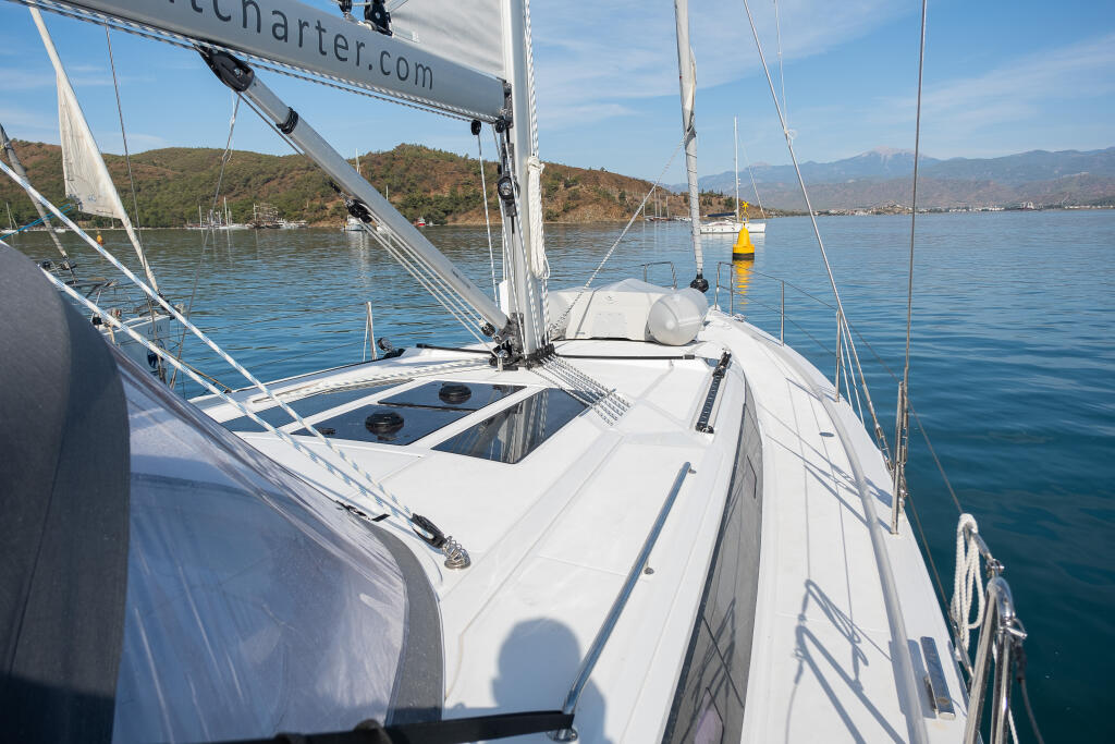 Sailing yacht 