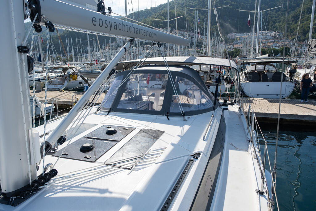 Sailing yacht 