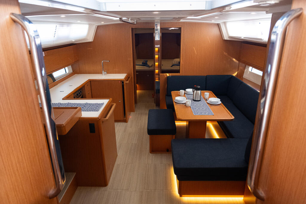 Sailing yacht 