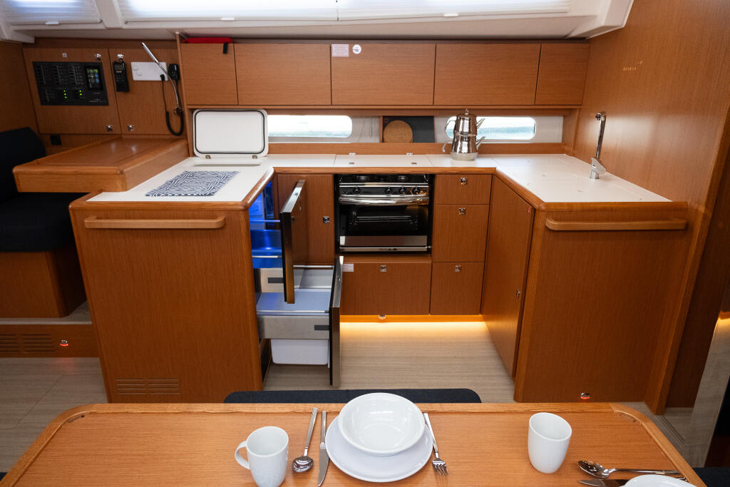 Sailing yacht 