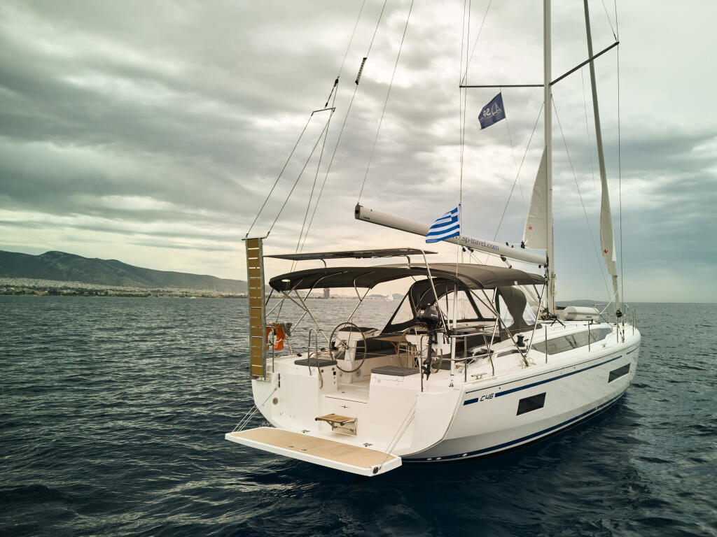 Sailing yacht 