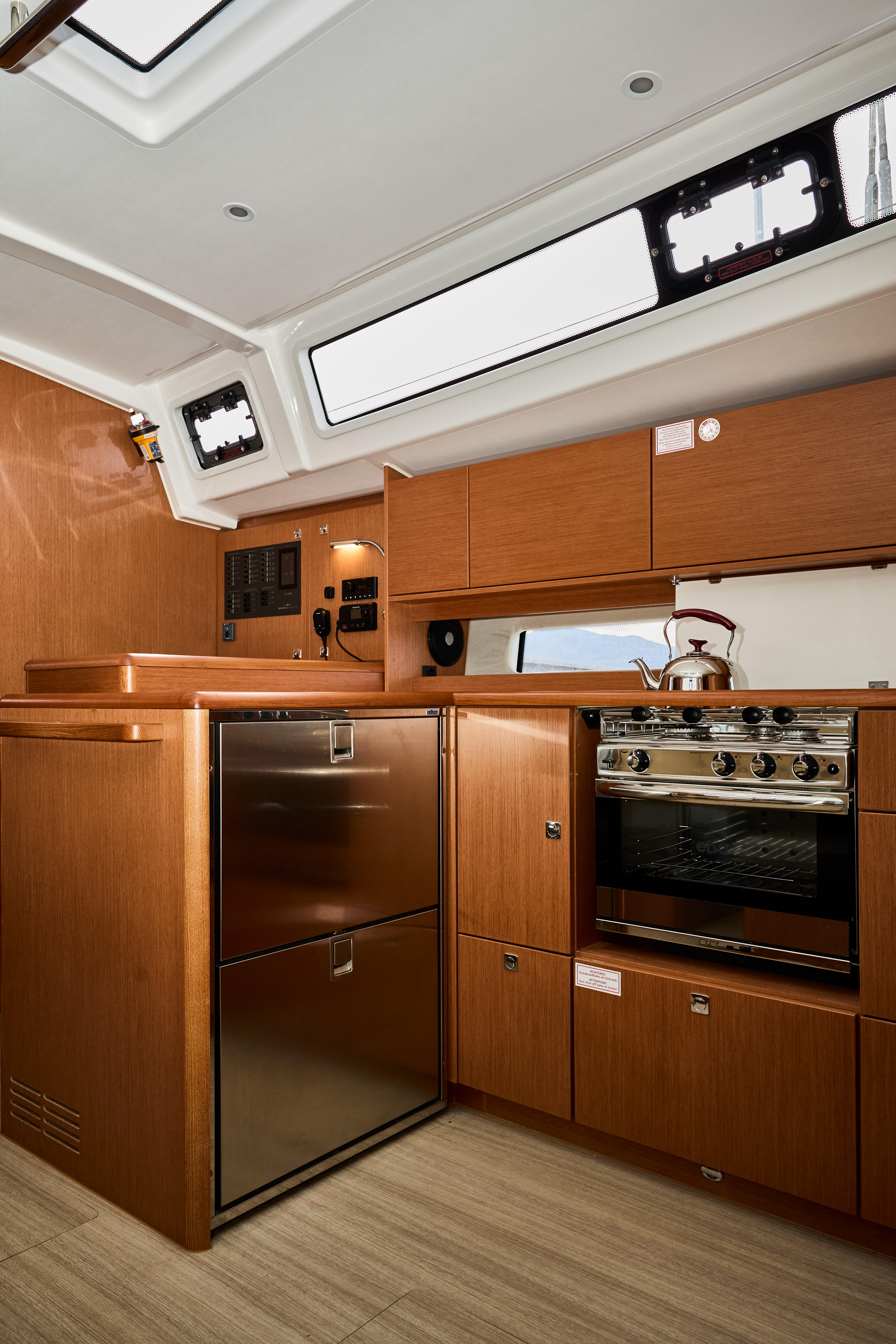 Sailing yacht 