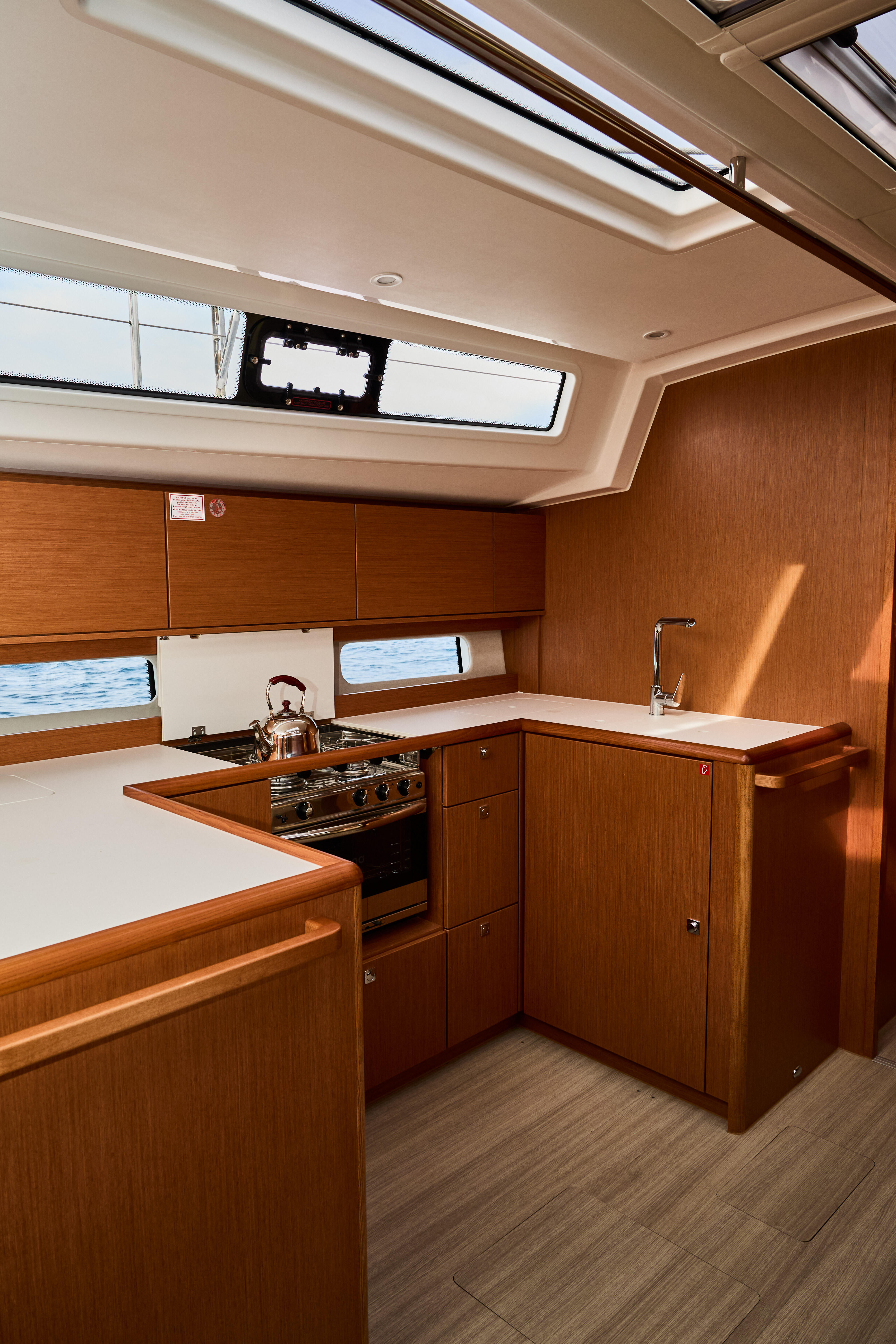 Sailing yacht 