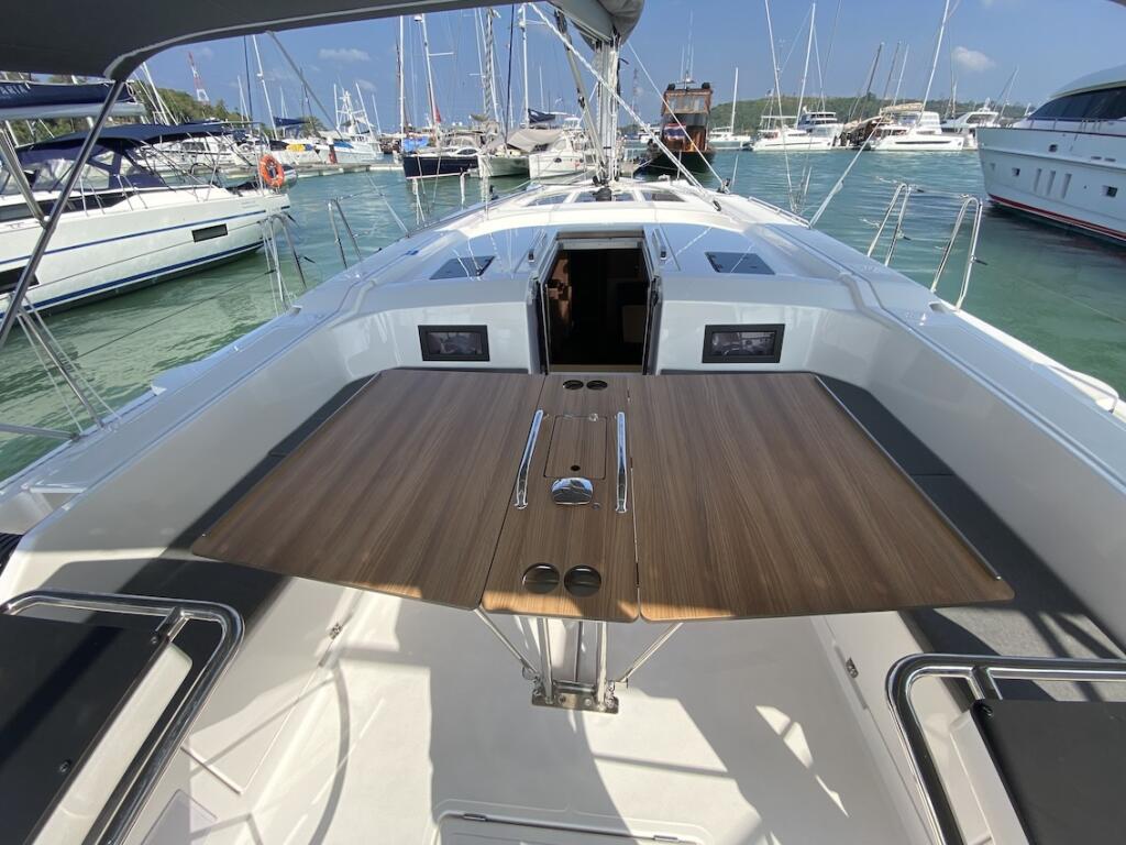 Sailing yacht 