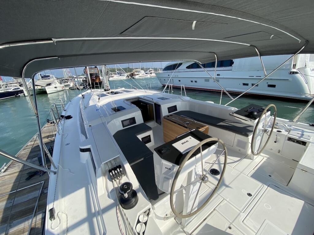 Sailing yacht 