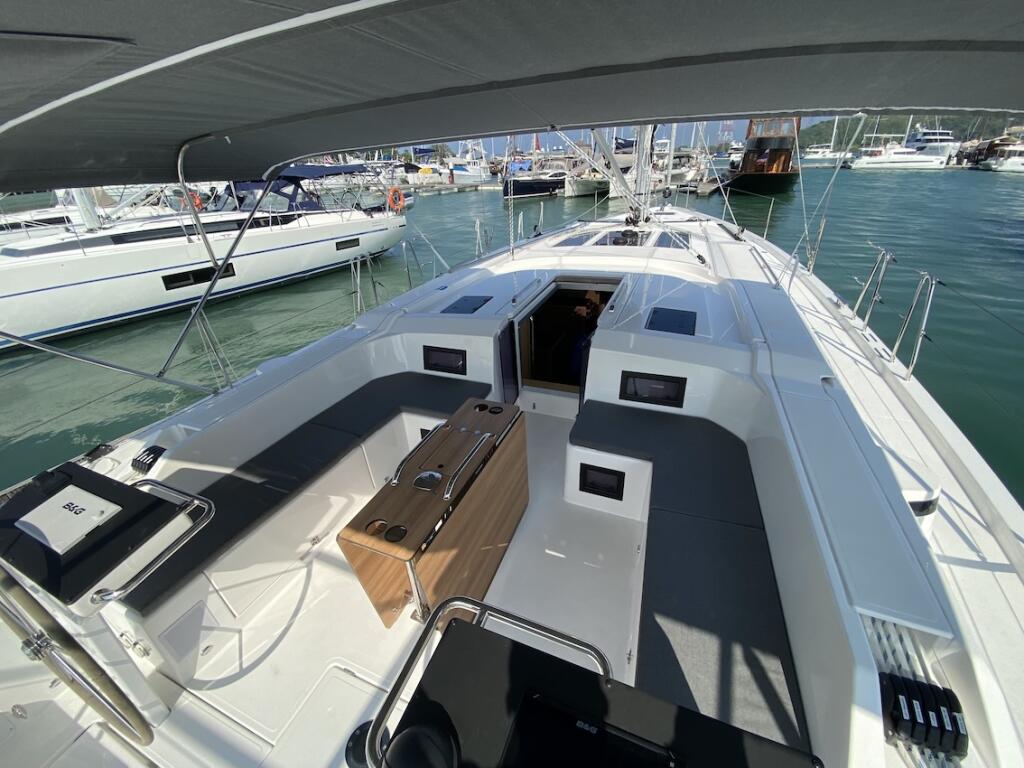 Sailing yacht 