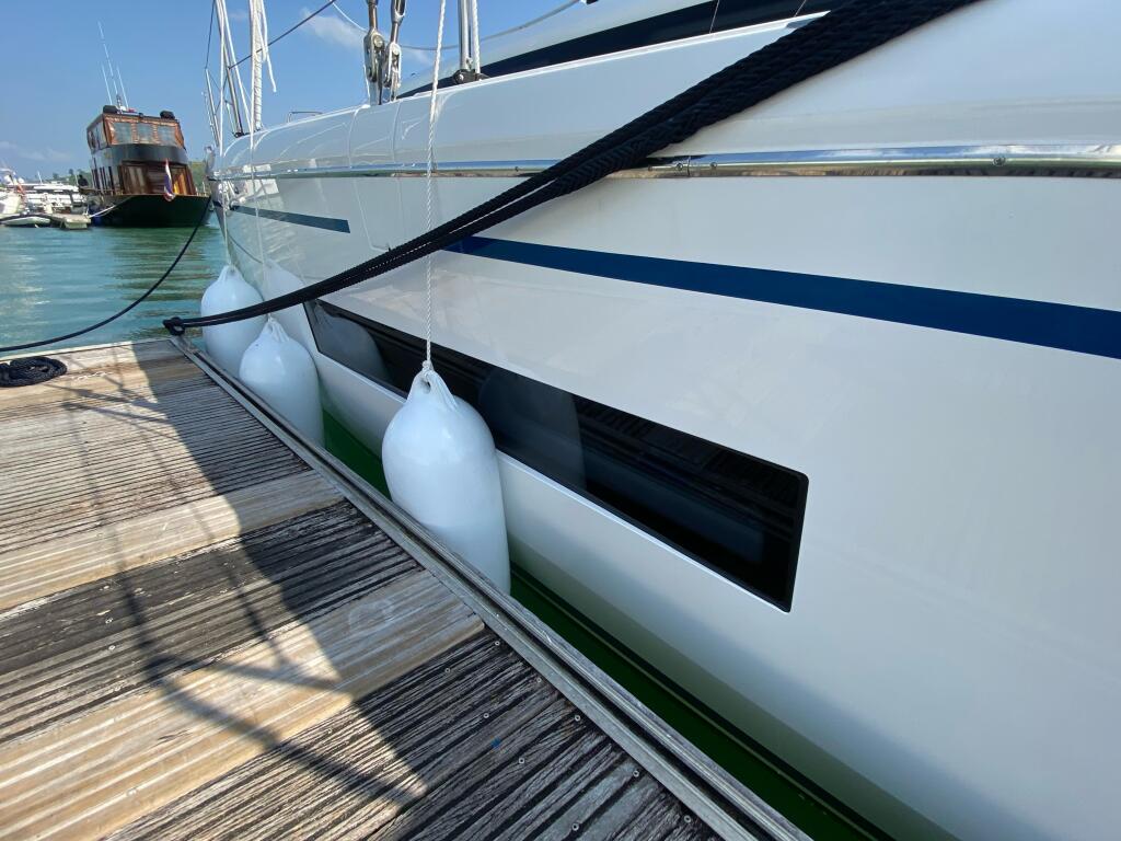 Sailing yacht 