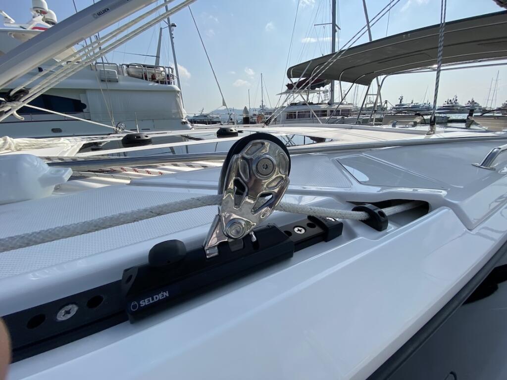 Sailing yacht 