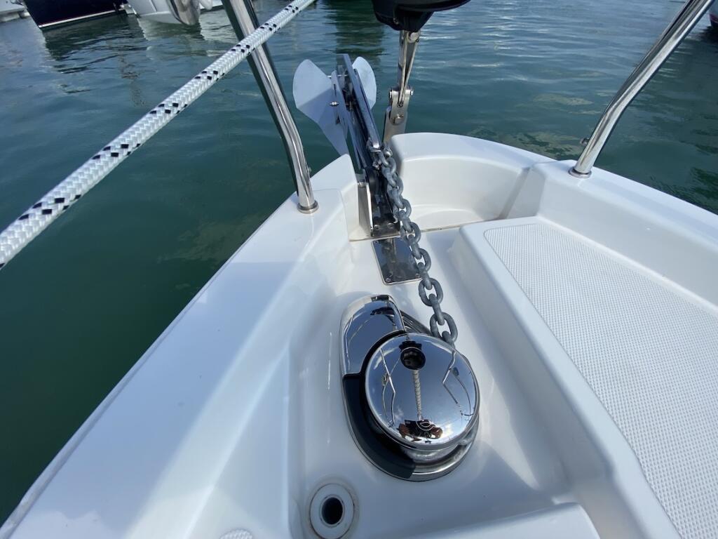 Sailing yacht 