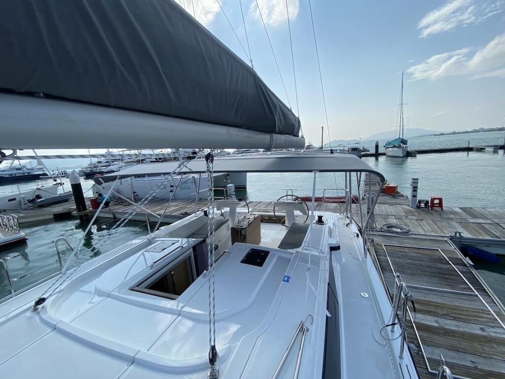 Sailing yacht 
