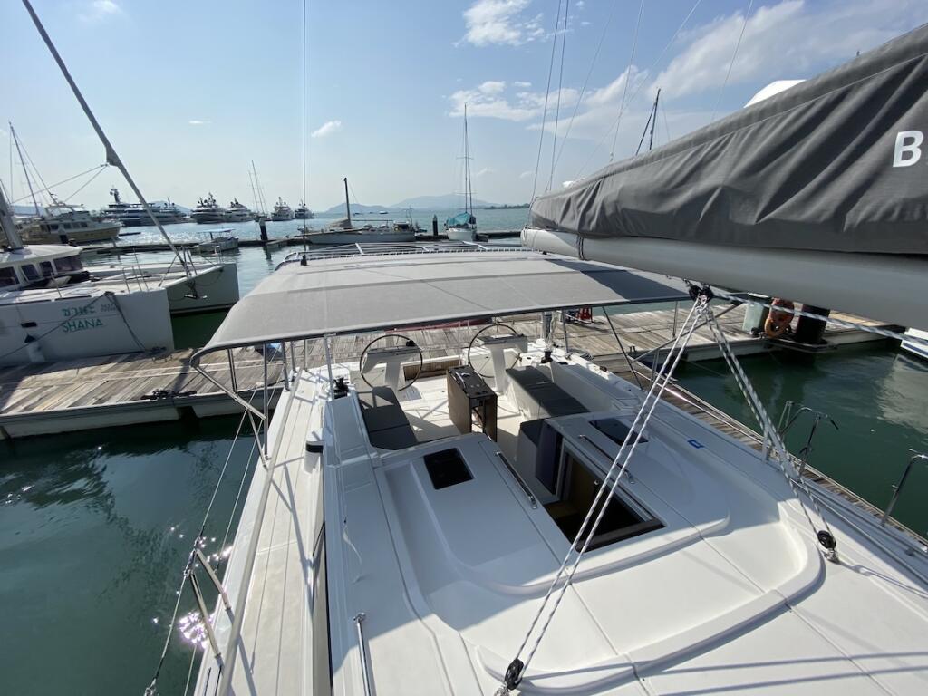Sailing yacht 