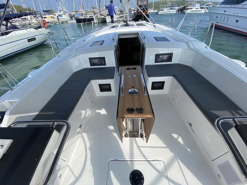 Sailing yacht 