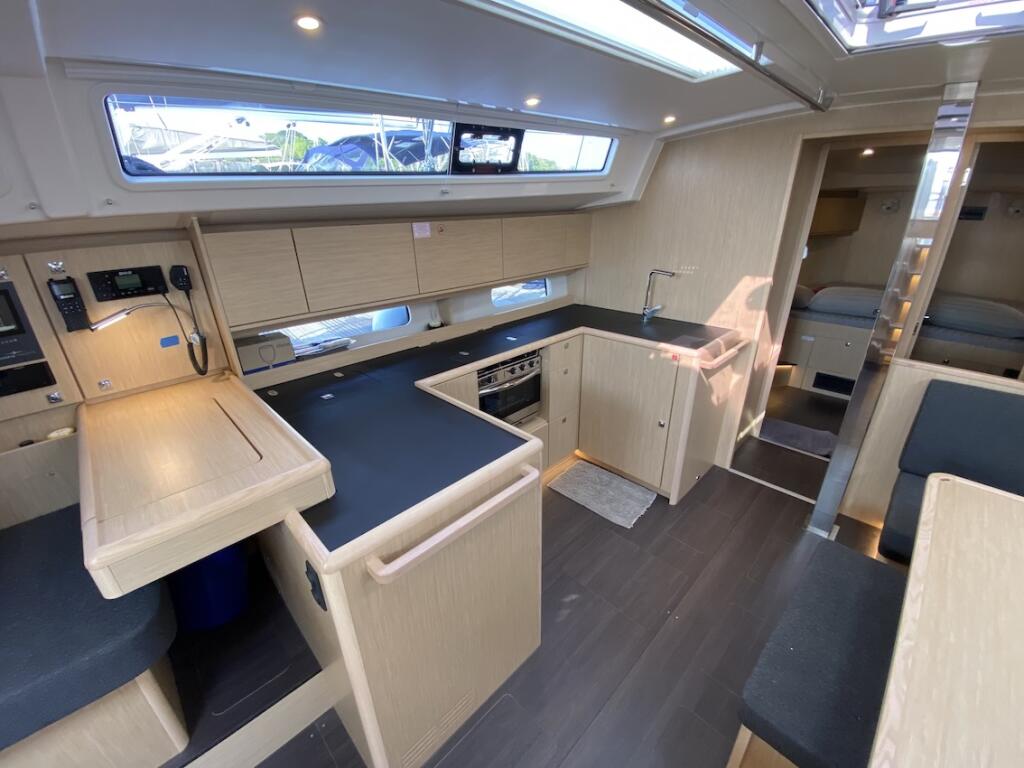 Sailing yacht 