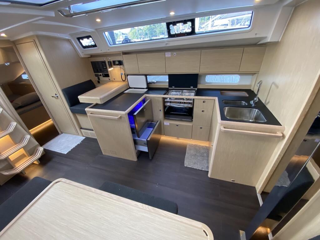 Sailing yacht 