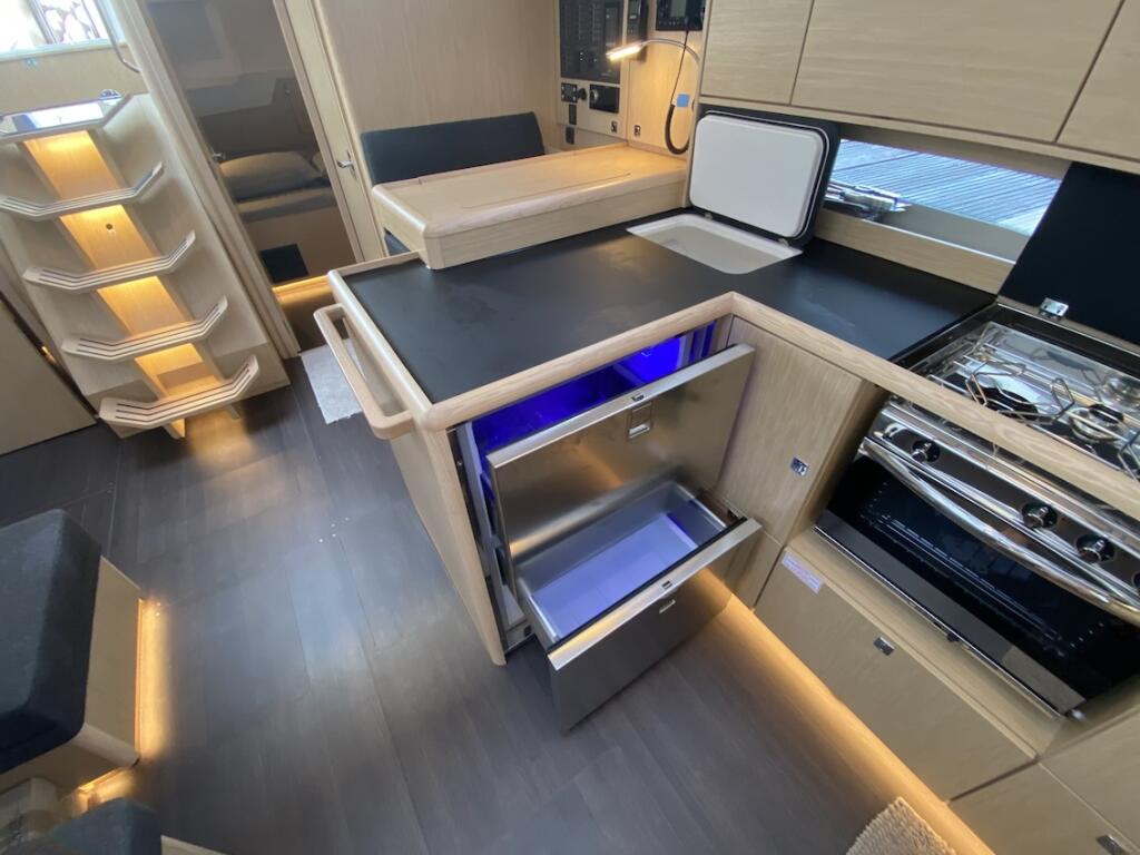 Sailing yacht 