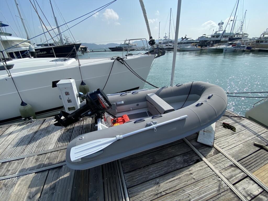 Sailing yacht 