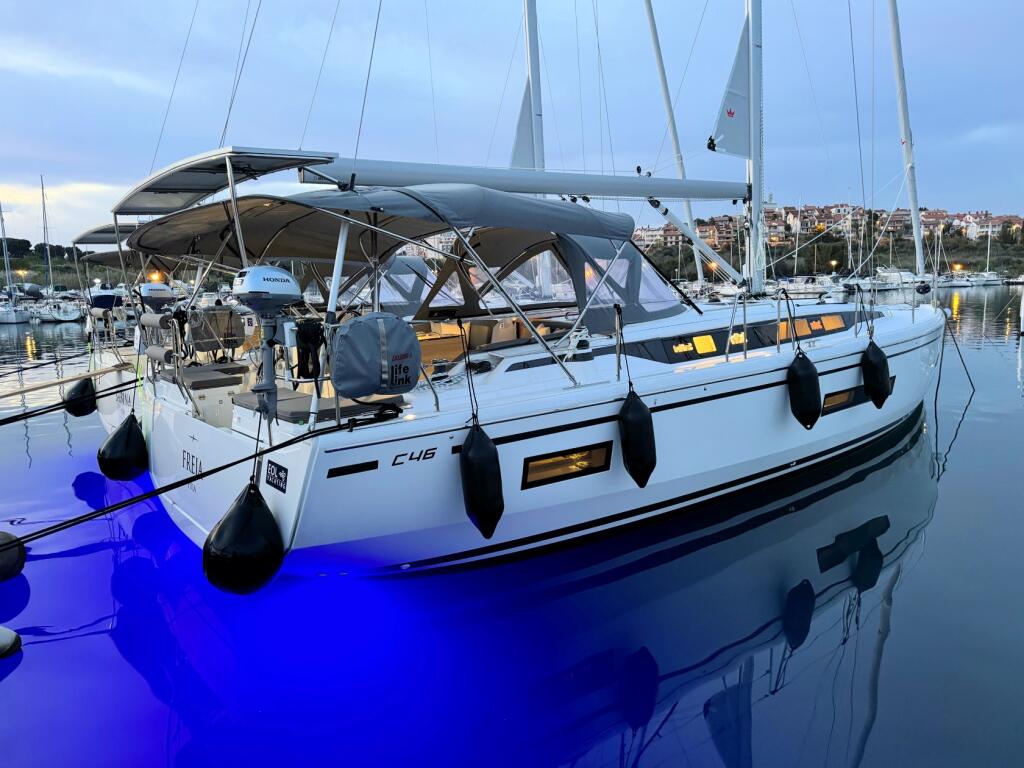 Sailing yacht 