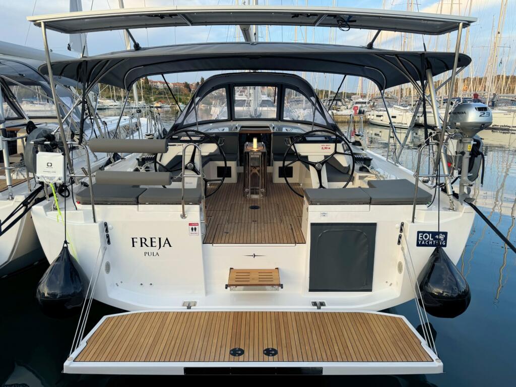 Sailing yacht 