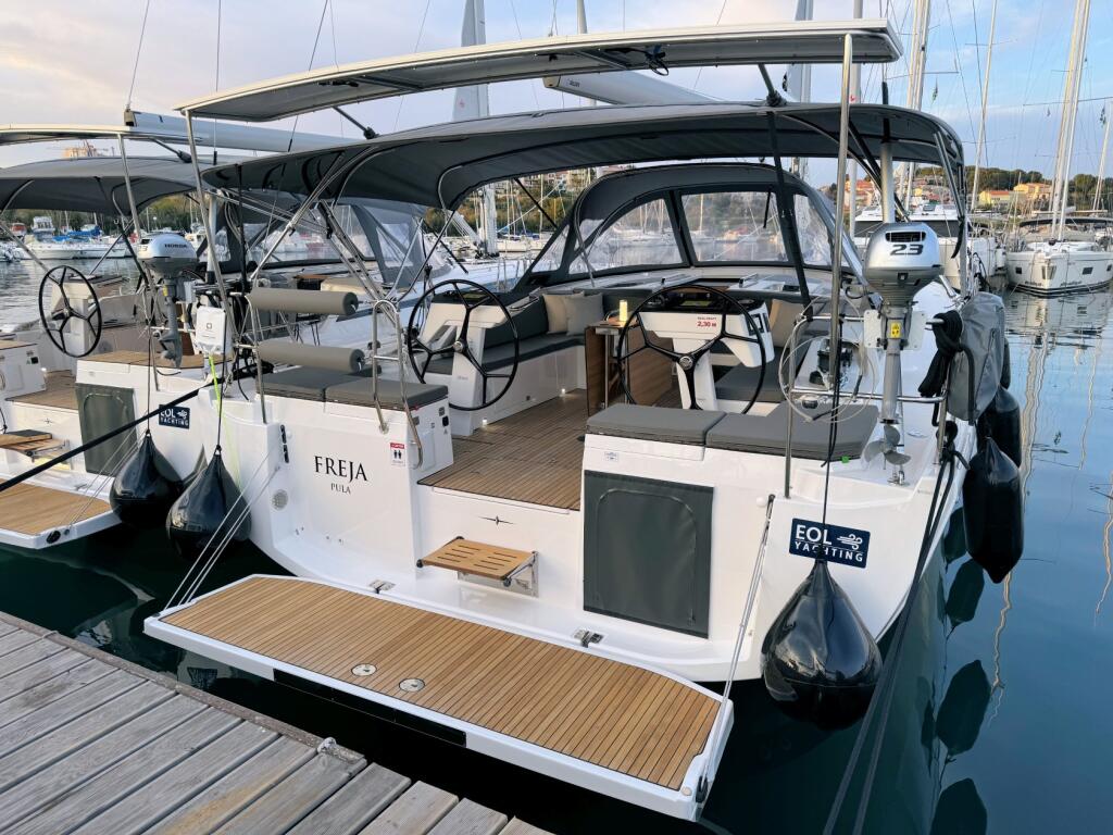Sailing yacht 
