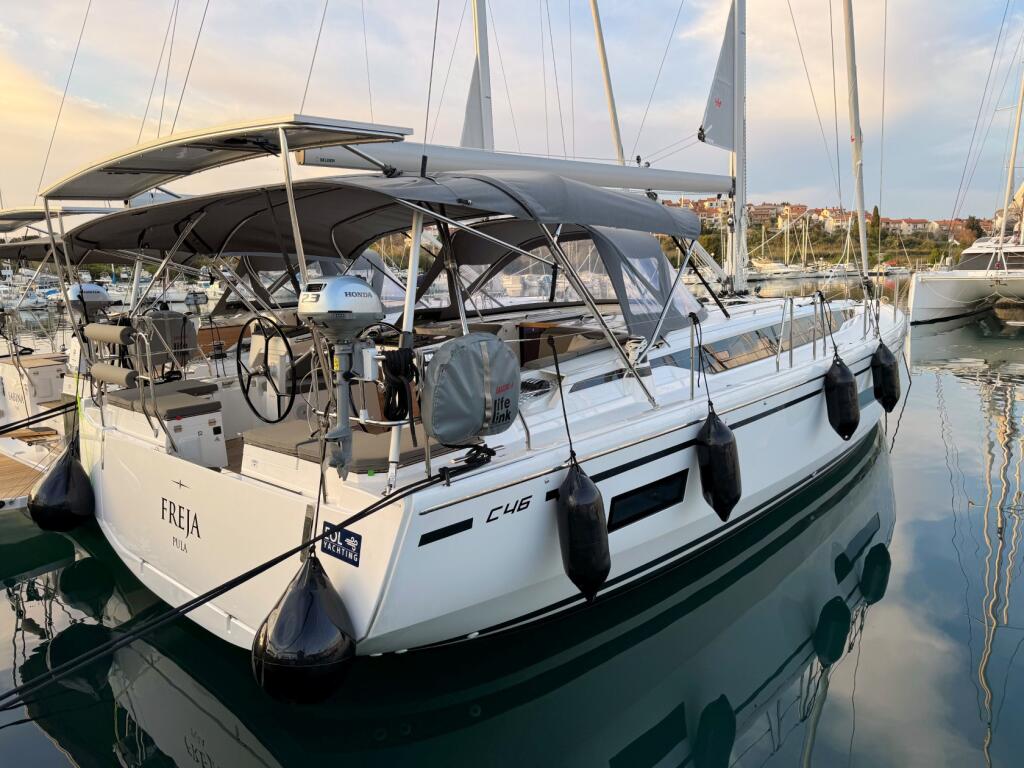 Sailing yacht 