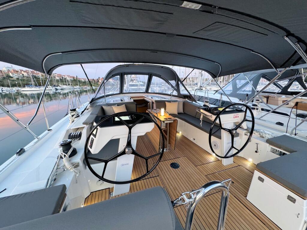Sailing yacht 