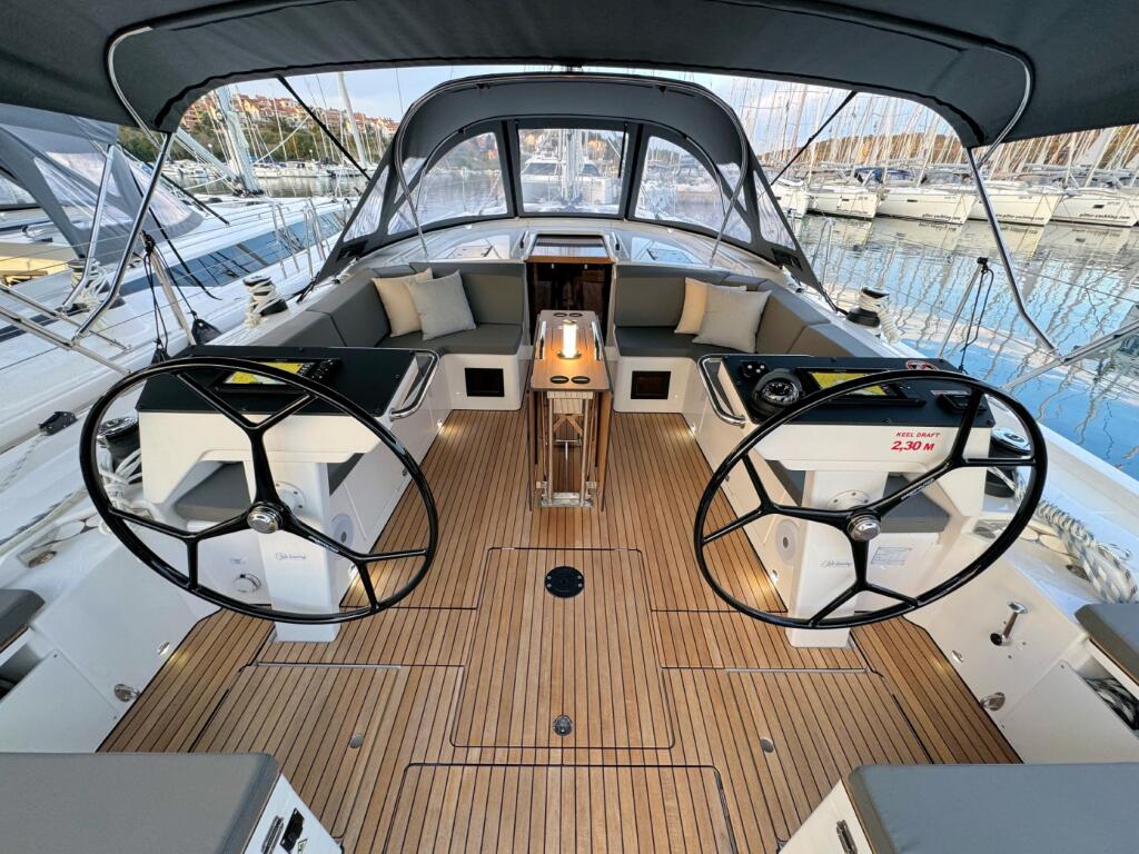 Sailing yacht 
