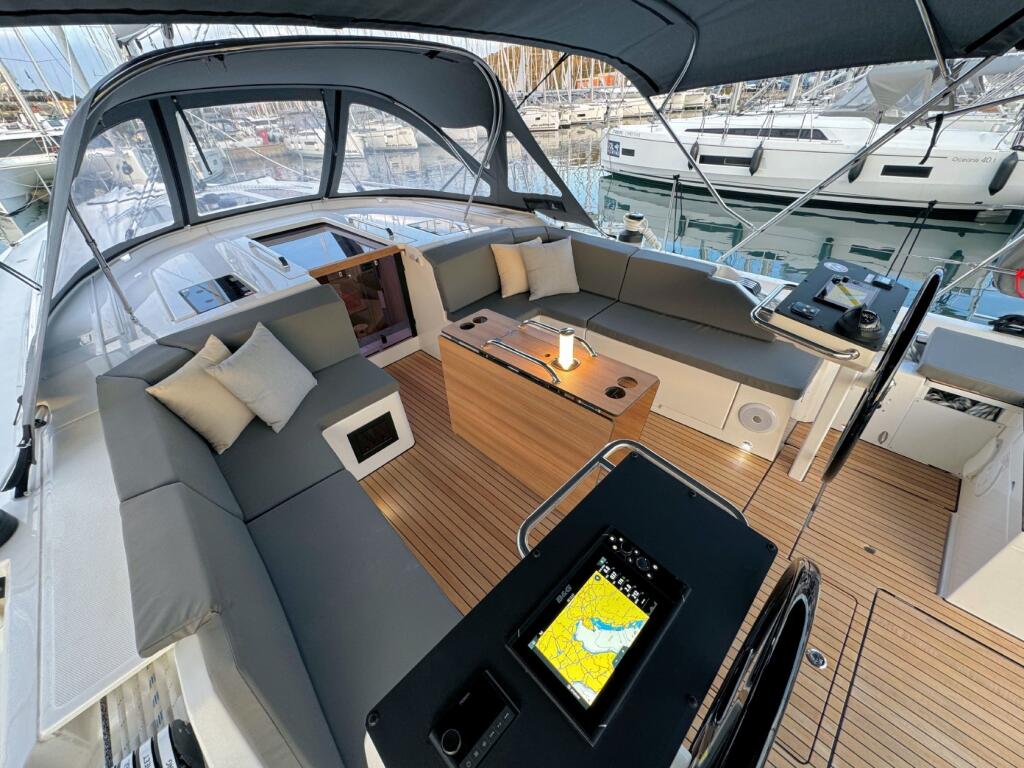 Sailing yacht 