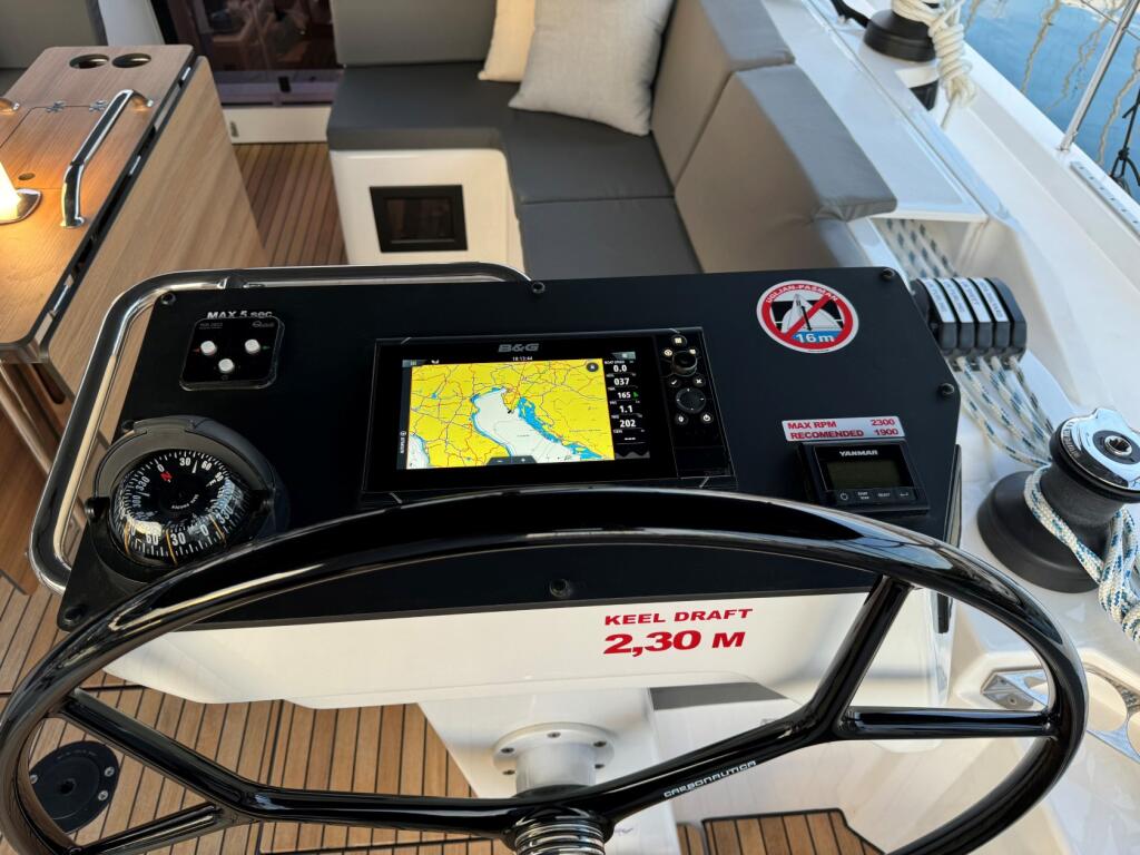 Sailing yacht 