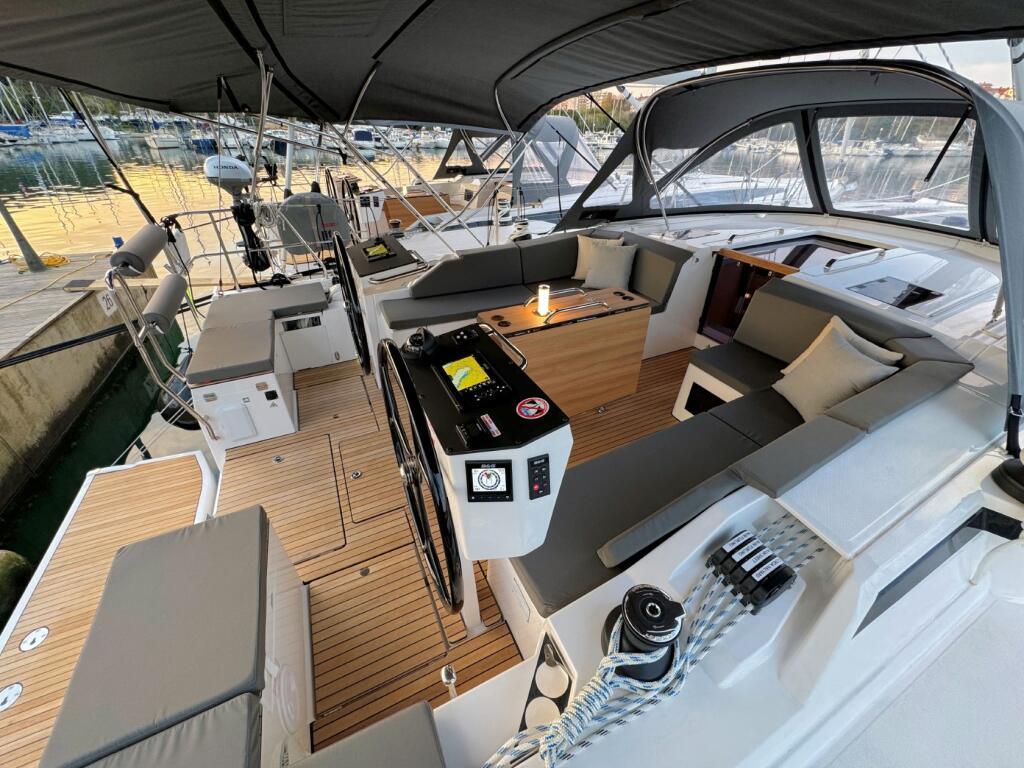 Sailing yacht 
