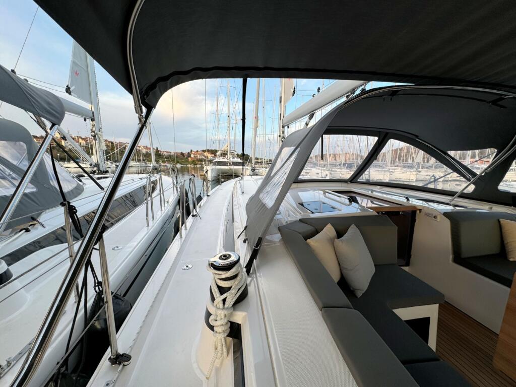 Sailing yacht 