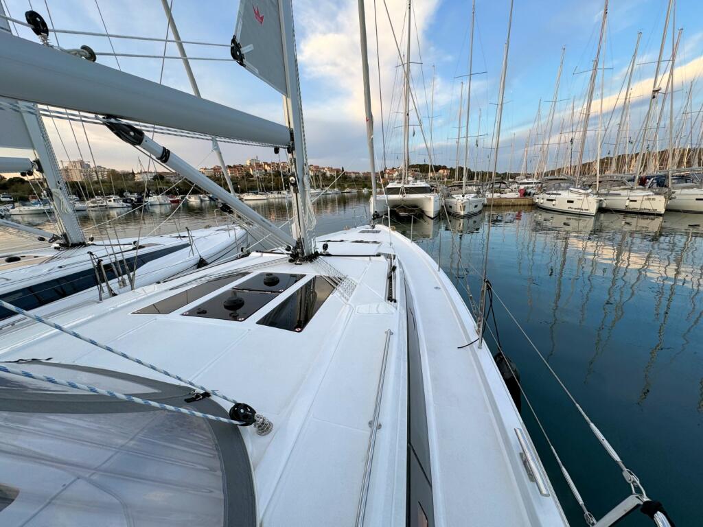 Sailing yacht 