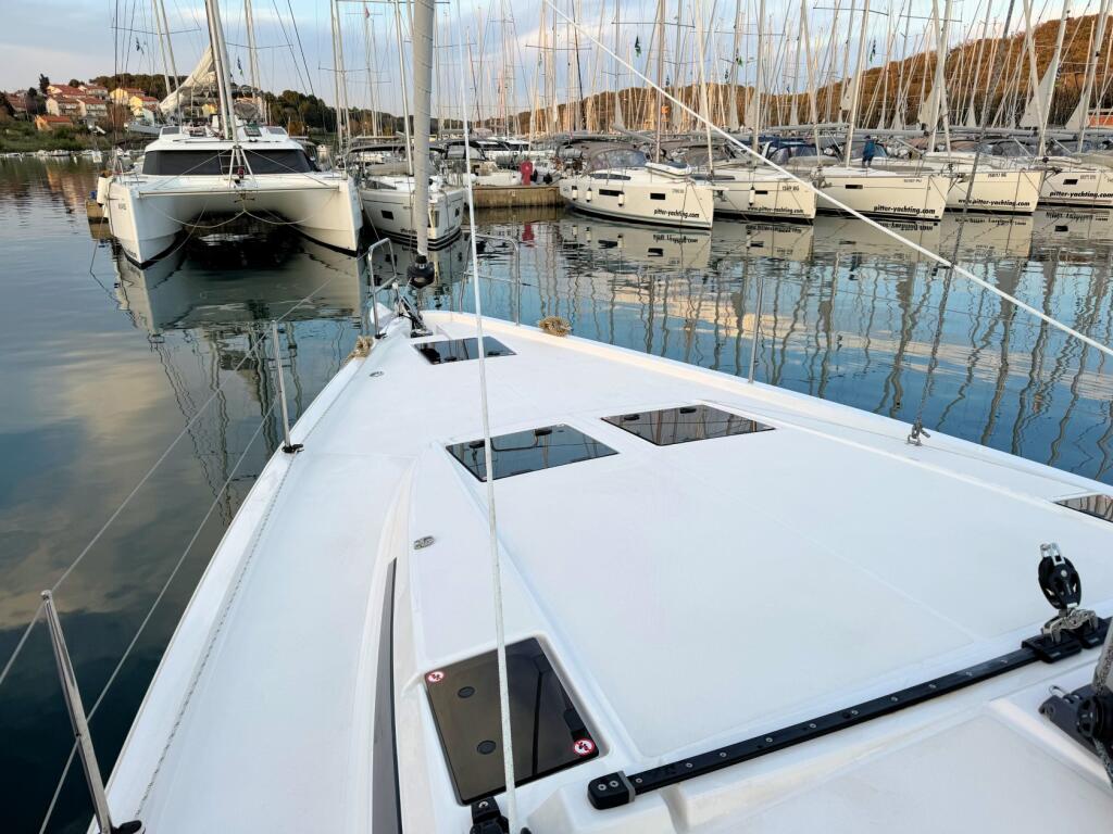 Sailing yacht 