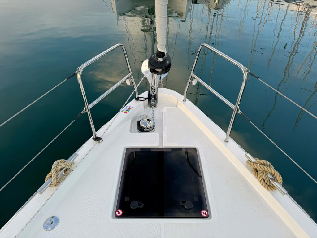 Sailing yacht 