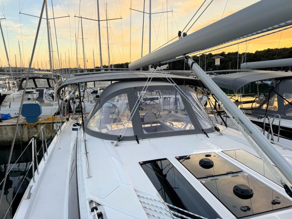 Sailing yacht 