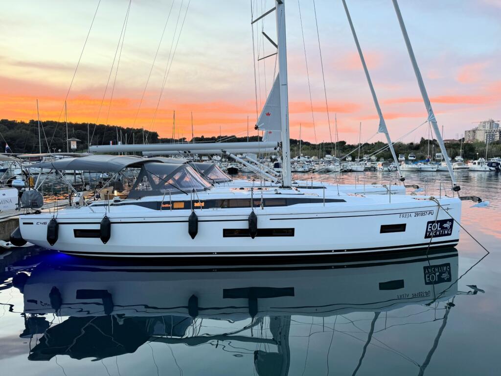 Sailing yacht 