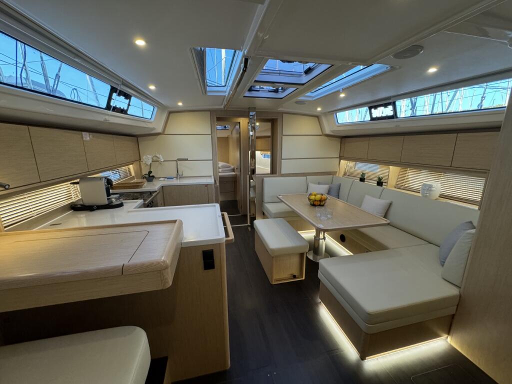 Sailing yacht 