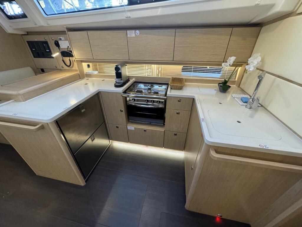 Sailing yacht 