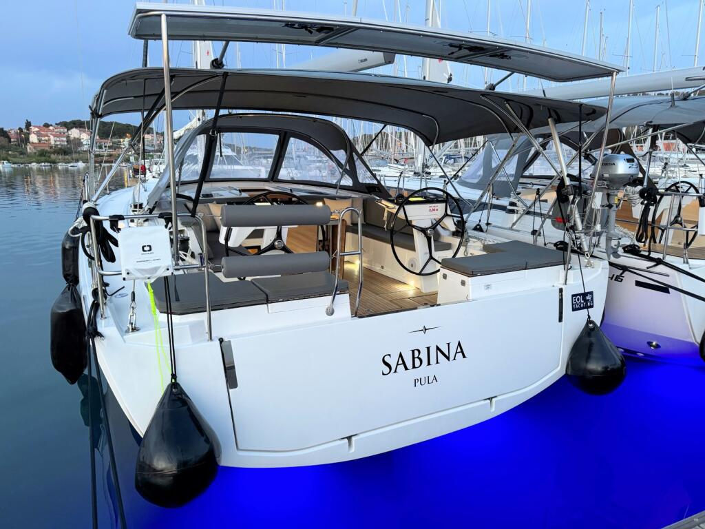 Sailing yacht 