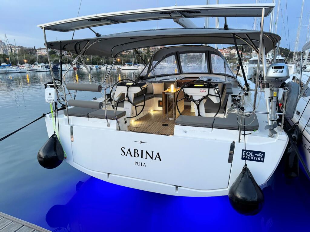 Sailing yacht 