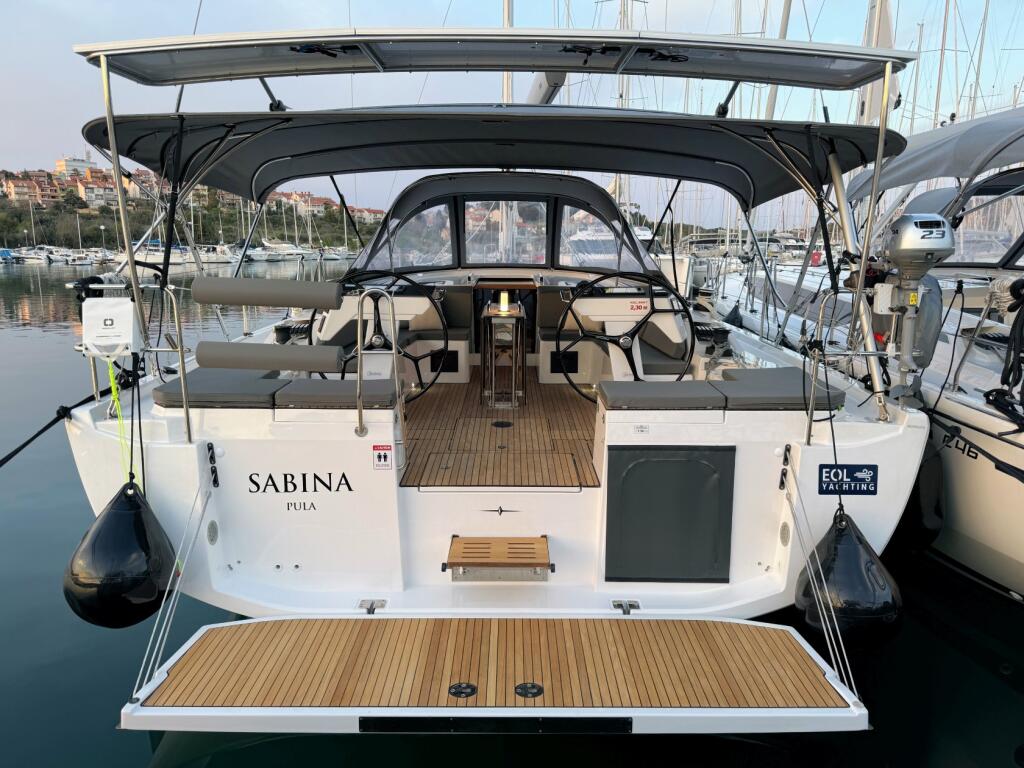 Sailing yacht 