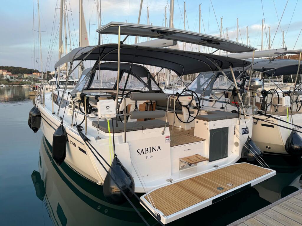 Sailing yacht 