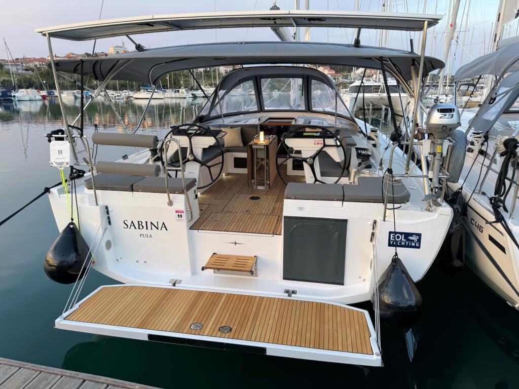 Sailing yacht 