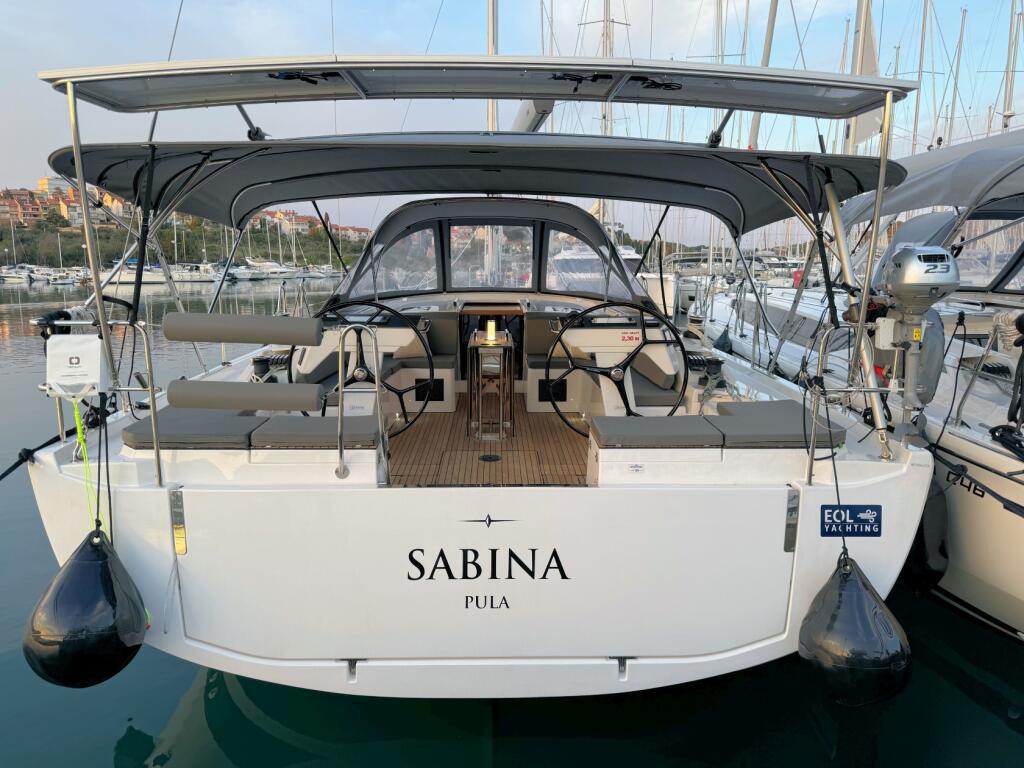 Sailing yacht 