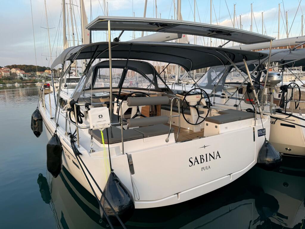 Sailing yacht 