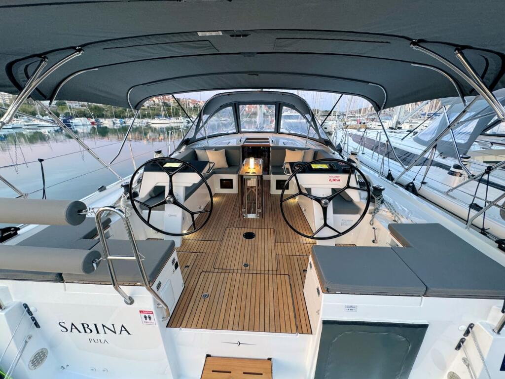 Sailing yacht 