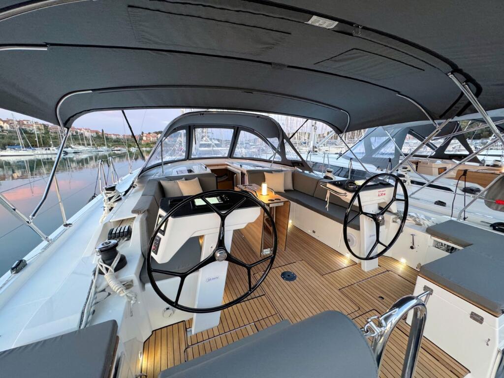 Sailing yacht 