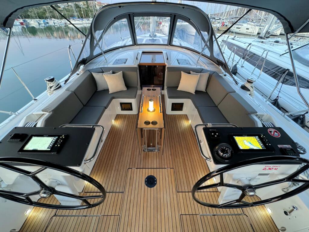 Sailing yacht 