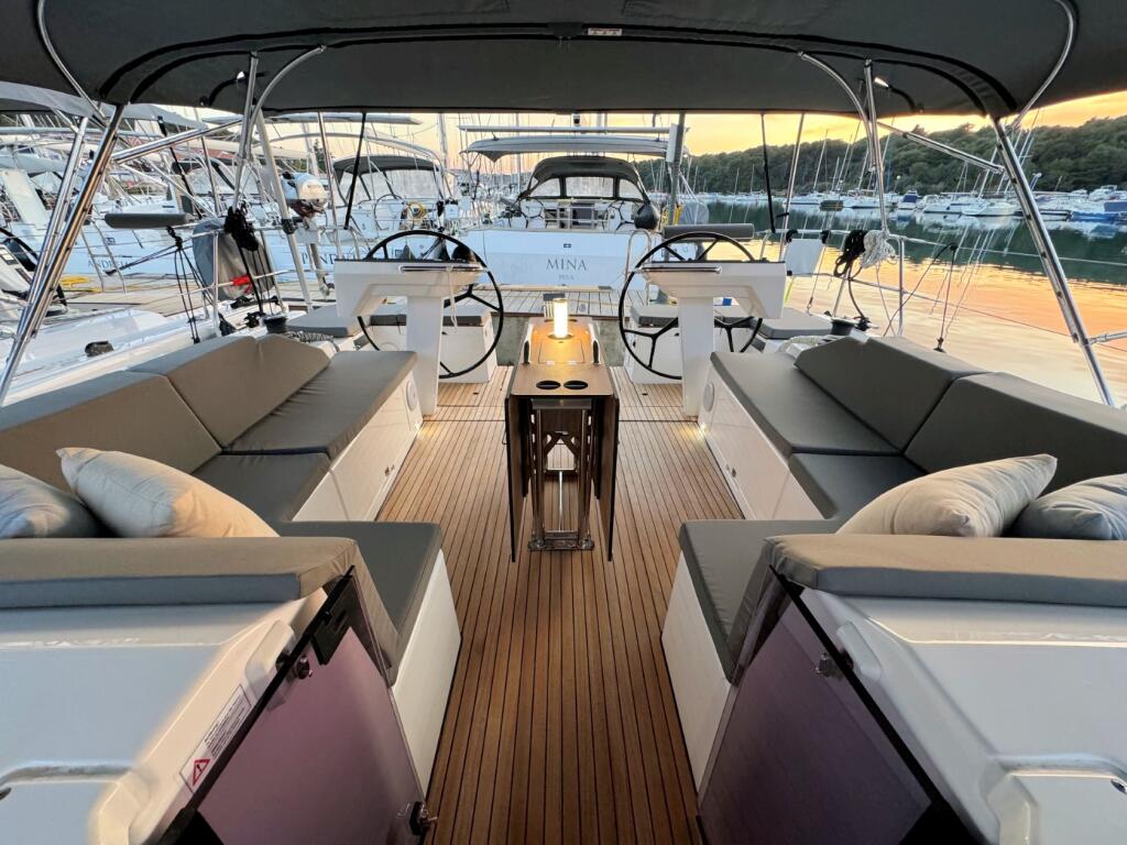 Sailing yacht 